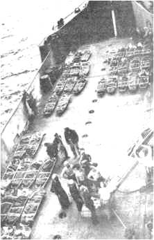 (Details) Verletzte Personen auf einer TCL werden auf ein Krankenhausschiff in Omaha Beach gebracht (Details).