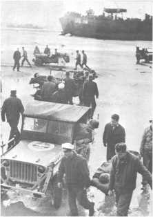 (Details) Transport von Verletzten am Strand im Jeep