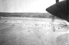 Am 19. Mai 44 fotografiert ein US-Flugzeugtyp P38 den Strand von Vierville Siehe Fotodetails oben und Foto unten (Detail) Das Colleville Valley