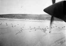 Am 19. Mai 44 fotografiert ein US-Flugzeugtyp P38 den Strand von Vierville Siehe Fotodetails oben und Foto unten (Detail) Das Colleville Valley