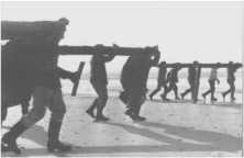 (Details) Transport und Schleifen von Pfählen (Omaha, circa April 44) (Details)