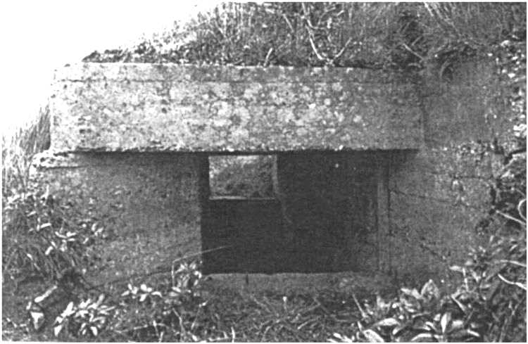 La côte de Vierville à St-Laurent le 6 juin vers midi Le 24 mars 44 le bunker du WN71, au dessus de la salle des fêtes actuelle Ci