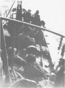 (Details) das Schiff LCC 60 (Landing Craft Control), das mit Ortungsmitteln ausgestattet ist und für die Abgrenzung der Strandbereiche (Details) verantwortlich ist Plan des LCM3 (Landing Craft Mechanize)