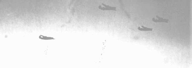 Bombardiers B-24 en vol, dans le reportage sur les bombardements aériens.