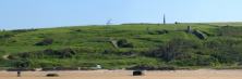 (détails) Une vue d'ensemble (vers 2011) du WN62, vu de la plage à marée basse. assemblage réalisé par Léon Carpentier