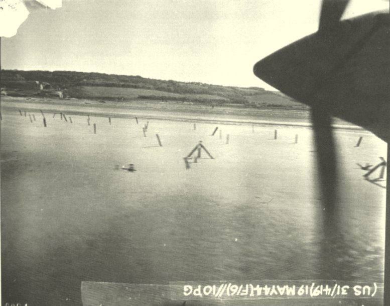 La côte de Colleville au Ruquet Le vallon E3 photographié le 19 mai 1944 par un Lightning RF38 de reconnaissance. Les obstacles de plage seront sérieusement ren