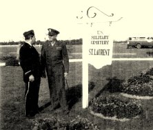 Achèvement du cimetière Après la cérémonie de bénédiction, se tient à gauche Paul H. Griffith (ancien commandant de l'American Legion) qui parle avec le Colonel Samuel Lo