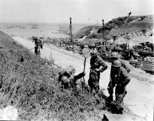 (Details) Minenräumung von Feldhängen mit Blick auf die Burg, 7. Juli 44 (beachten Sie den Zustand des Mulberry Harbour nach dem Sturm)