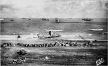 Du côté de Colleville, des cargos mouillés au large. Devant sur la plage, l'épave du LCI 93 (détails) Le Ruquet (détails) Vue depuis la falaise à l'Ouest de Colleville