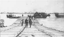 Le "causeway" Ouest (détails) Les caissons élémentaires étaient les même que ceux qui constituaient les pontons "Rhinoferry"