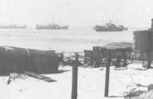 Des cargos Liberty-ship mouillés en rade devant Colleville