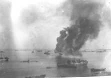 (détails) L'incendie spectaculaire d'un LCT chargé d'essence. On reconnaît sur la photo l'épave du LCI 91, à gauche.