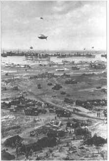 Du côté de Colleville, des cargos mouillés au large. Devant sur la plage, l'épave du LCI 93 (détails) Le Ruquet (détails) Vue depuis la falaise à l'Ouest de Colleville