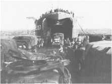 (Details) Beladung des Nashornpontons auf See LST315, 15. Juni 44