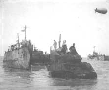 (détails) Un char débarque d'un LCT
