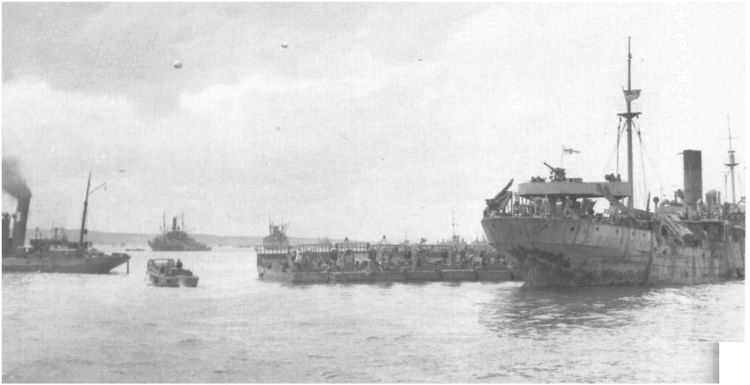 14 Juin 1944. Photographe : Combat Photo Unit Eleven (CPU-11). Un groupe de LCM au repos derrière un des blockships