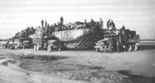 (détails) Landing Barge, un navire sans moteurs, à remorquer (détails) Une barge LBV déchargée directement dans les camions