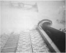 Eine schwimmende Brücke beschädigt