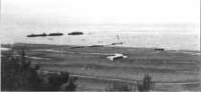 (détails) La traverse Ouest des pontons Phoenix et les restes des passerelles en automne 1949