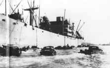 (détails) un Liberty Ship déchagé sur des DUKW à l'aide de mâts de charge