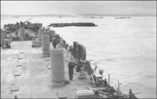 (détails) le pont supérieur d'un LST chargé (détails) pont supérieur de LST, vide