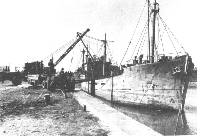 un caboteur décharge au quai d'Isigny, juillet 44