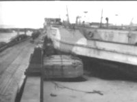 Le LCT 7097 échoué contre une passerelle