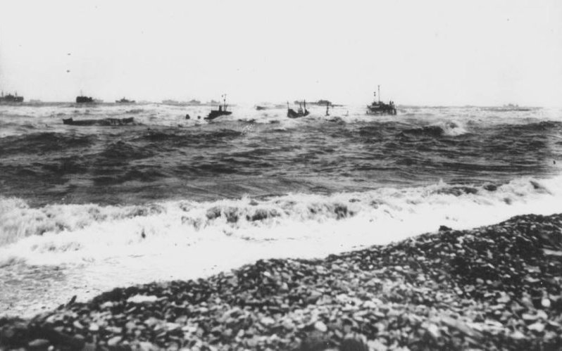 Photographie reproduite dans « Images de la tempête des 19, 20 et 21juin 1944 ».