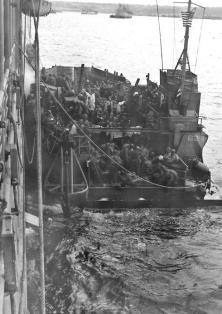 Déchargement d'un cargo sur un LCT Mark6, le 14 sept 44