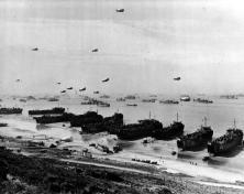 (détails) Une impressionnante série d'une dizaine de LST échoués côte à côte le 9 juin à Colleville Les LSTs présents sur la plage sont (de droite à gauche): USS LST-312;