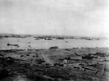 détails Vue depuis le WN65, au Ruquet entre Le Ruquet et Colleville, probablement, un cimetière de LCVP est en premier plan