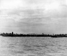(détails) (détails) Des soldats viennent de débarquer sur le causeway