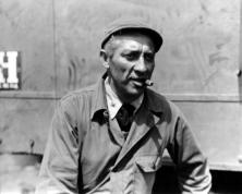 (Details) Der Patron von Rhinoferry N°15, ein alter Zivilsegler in Friedenszeiten, meldete sich bei den Seabees an.