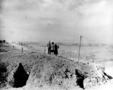 (détails) Vue depuis le haut de la vallée du Ruquet, des civils regardent de loin, en principe ils n'avaient pas le droit d'approcher