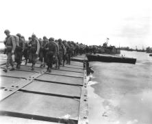 Halftrack sortant d'un LCT pour rouler sur un causeway (détails)