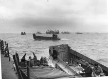 Déchargement d'un véhicule 2 LCVP et un LCI, 10 juin 44 10 juin, LCVP, LCM