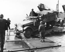 Halftrack sortant d'un LCT pour rouler sur un causeway (détails)