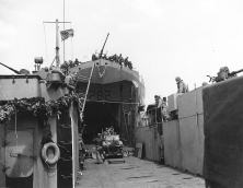 (détails) Un LCT mark 6, à double entrée avant et arrière, chargé par la porte du LST 282 (détails)
