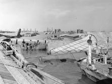 (détails) A côté dune passerelle déformé une plage artificielle de plate-forme auto élévatrice "Lobnitz", servant pour l'accostage des LST à portes ouvrantes (détails)