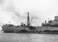 Liberty Ship Entladen auf einem Rhinoferry