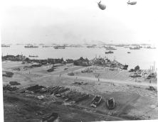 détails Vue depuis le WN65, au Ruquet entre Le Ruquet et Colleville, probablement, un cimetière de LCVP est en premier plan