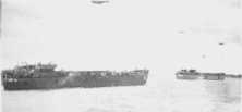 (détails) Convoi de LST le 5 juin, chacun d'eux avec un ballon de barrage qui sera laissé sur la plage avec son équipagede noirs du 320ème Balloon Bon.