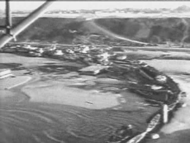 4 - Les Eastern et Centre Pier déformés et appuyés l'un sur l'autre, avec les LCT qui font pression sur eux