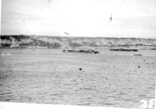 2 Nashornpontons und ein Dukw rechts