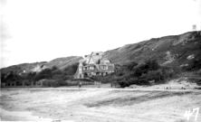 The Hardelay villa, notice the sand and pebble slope against the dike, and the sign sign on the cliff (limit Dog Green/Dog White)
