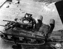 (détails) Un Sherman de la 2ème DBUS sort d'un LST sur la plage d'Omaha Beach