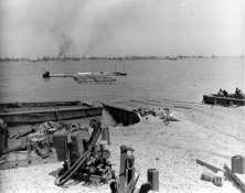 (détails) Un causeway en construction Un LCT approche d'un causeway, mais des chasseurs-bombardiers Allemands inquiètent les GI qui s'aplatissent à terre Marins travailla
