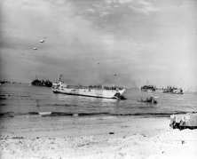 (détails) Un LCT britannique sur la plage