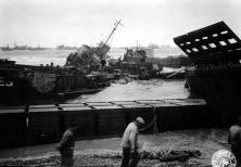 (détails) Le LCT-25, au centre gauche, détruit le 6 juin avec son chargement de véhicules DCA. Derrière lui se trouve le LCI(L)-497, détruit au combat le 6 Juin 1944. Les