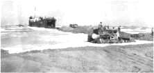 (détails) Des LST se présentent à marée haute en vue de l'échouage (détails) (détails) Des bulldozers préparent une piste de sortie du LST